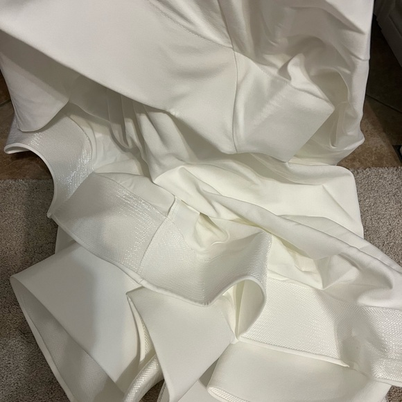 Elegant White Gown - Picture 14 of 16